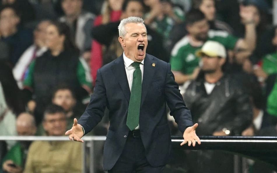 Javier Aguirre grita à beira do campo no jogo entre México e Equador pela Copa do Mundo