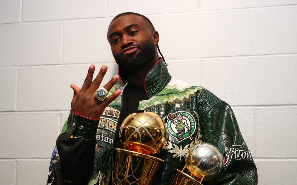 Jaylen Brown com troféu de campeão da NBA e MVP das Finais (Foto: David L. Nemec / NBAE / Getty Images / Getty Images via AFP)