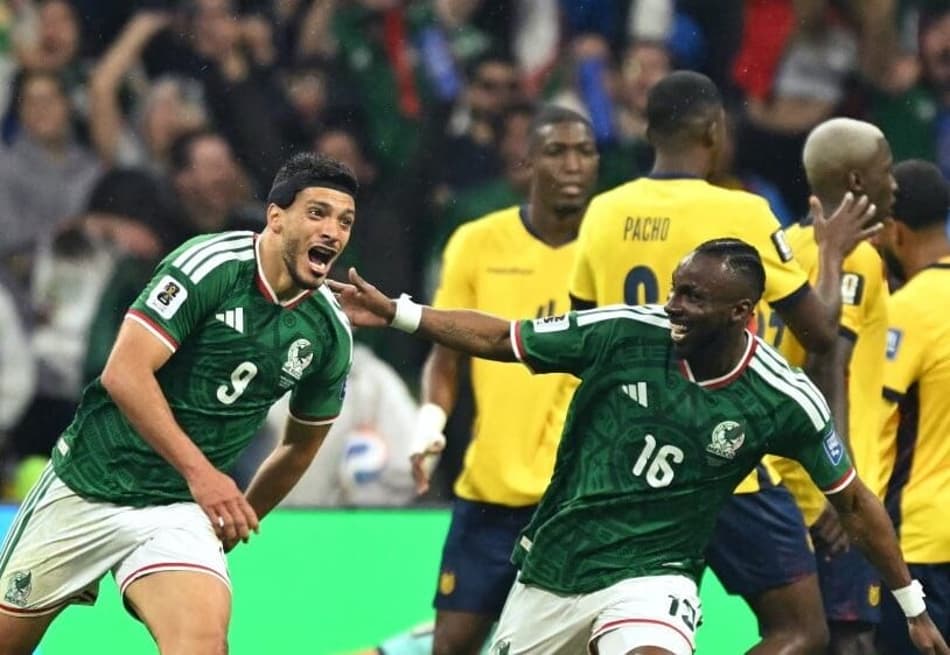 Jiménez e Quinones correm para comemorar um dos gols do México sobre o Equador