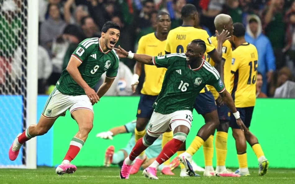 Jiménez e Quinones correm para comemorar um dos gols do México sobre o Equador