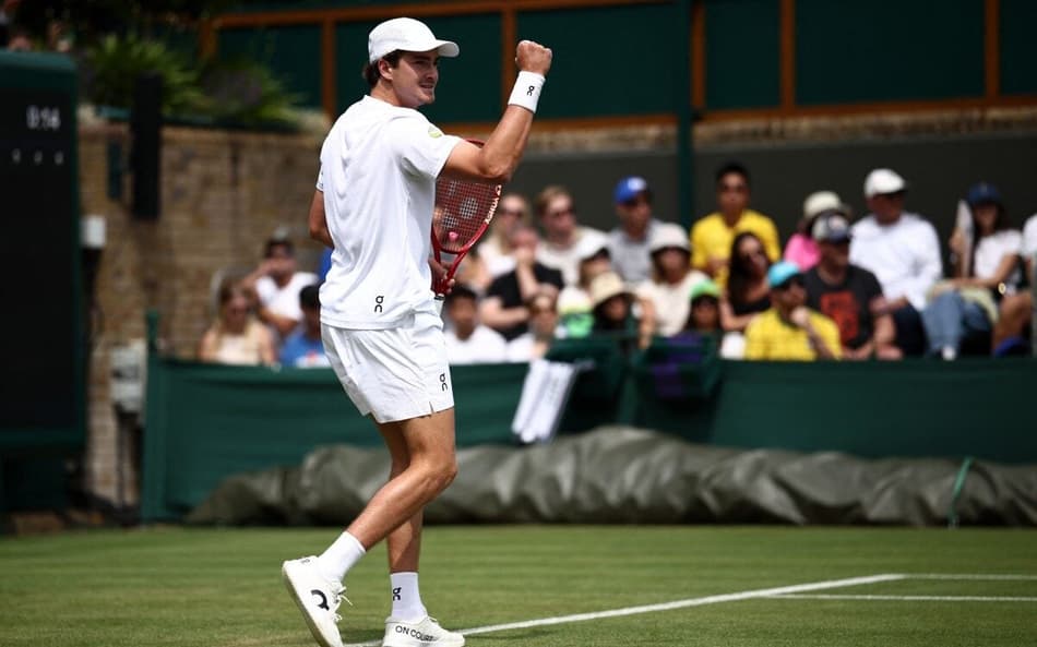 João Fonseca conquista vitória na estreia de Wimbledon (Foto: Henry NICHOLLS / AFP)