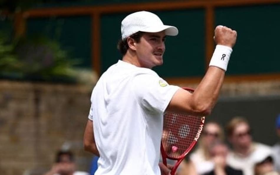 João Fonseca conquista vitória na estreia de Wimbledon (Foto: Henry NICHOLLS / AFP)
