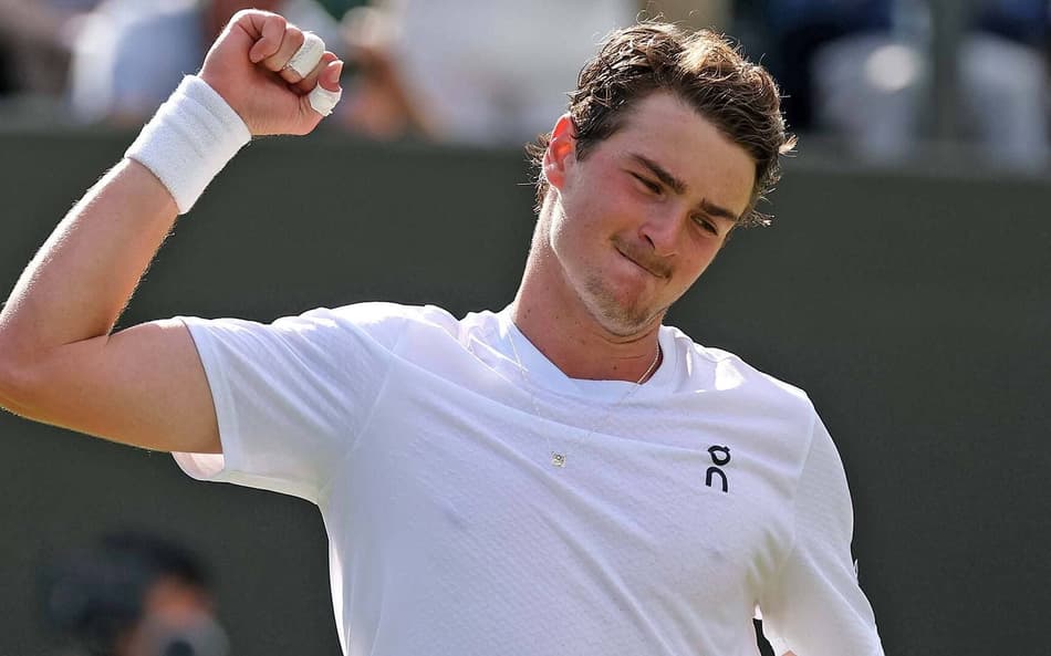 João Fonseca cerra o punho na vitória na segunda rodada em Wimbledon