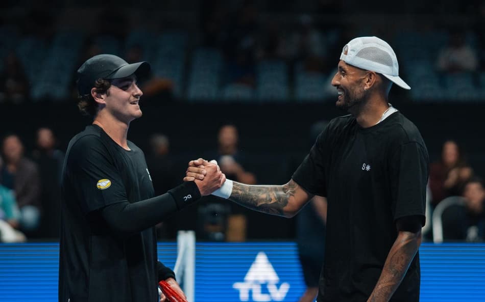 João Fonseca cumprimenta Nick Kyrgios após a derrota no UTS Rio
