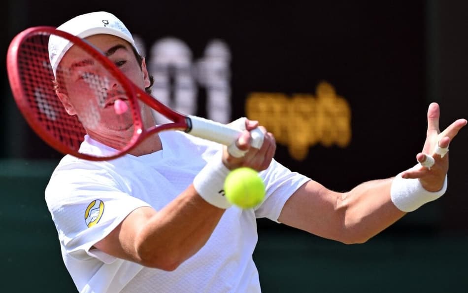 João Fonseca devolve de forehand contra o russo Safiullin em Wimbledon