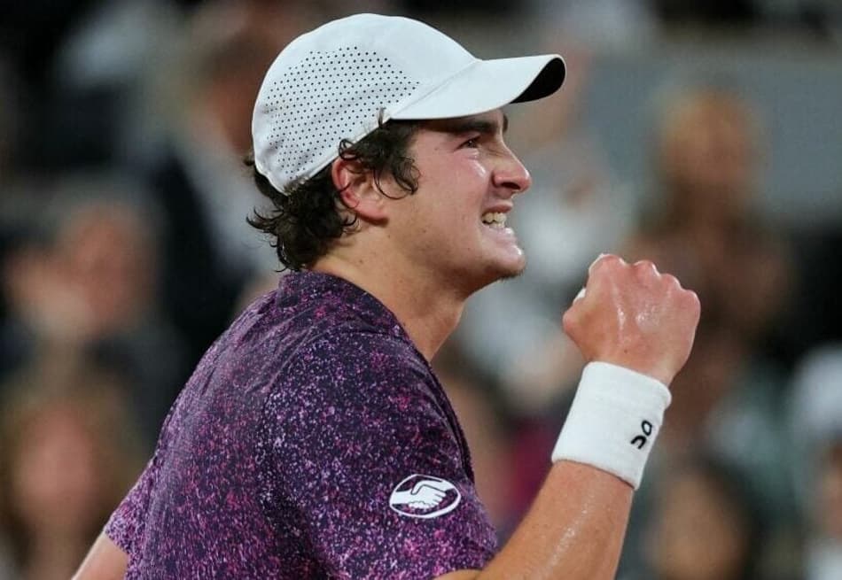 João Fonseca gesticula na derrota para o tcheco Jakub Mensik em Roland Garros (Foto: Thomas SAMSON / AFP)