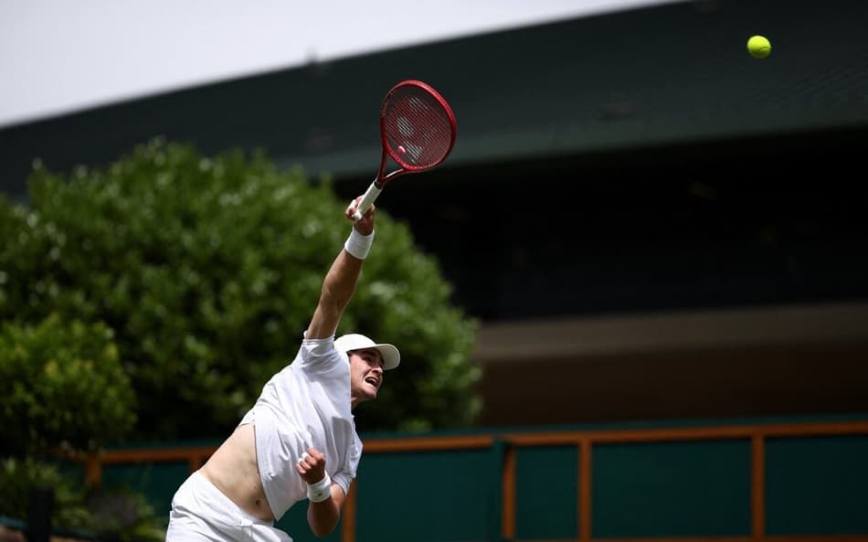 João Fonseca saca na vitória na estreia em Wimbledon contra Roberto Bautista-Agut