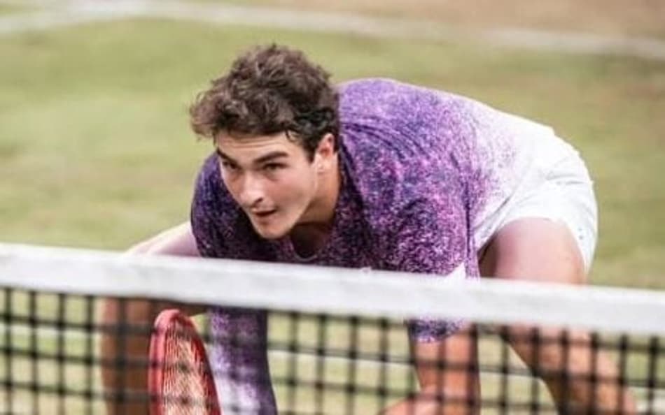 João Fonseca se agacha em jogo de duplas em Halle