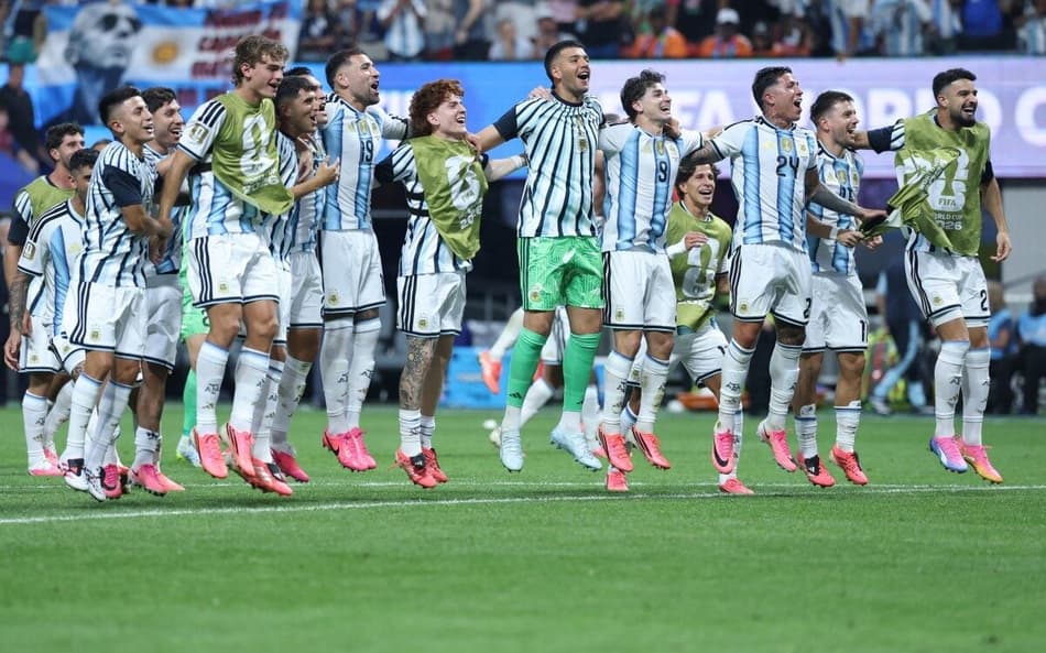 Jogadores da Argentina cantam nova música em homenagem a Maradona e Messi