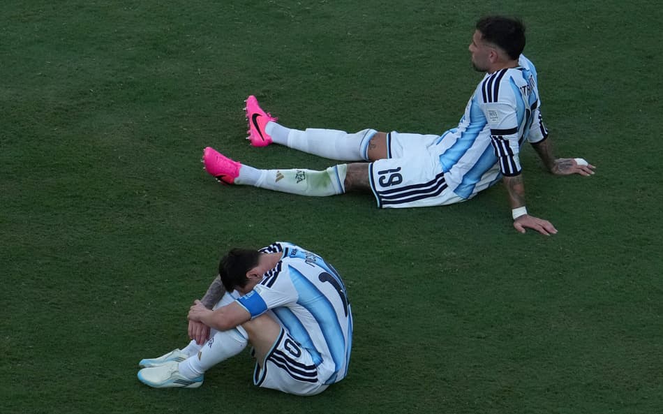 Jogadores da Argentina lamentam derrota na final da Copa do Mundo