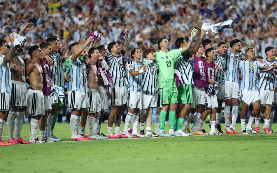 Com passagem por gigantes da Premier, Argentina chega para confronto com Inglaterra