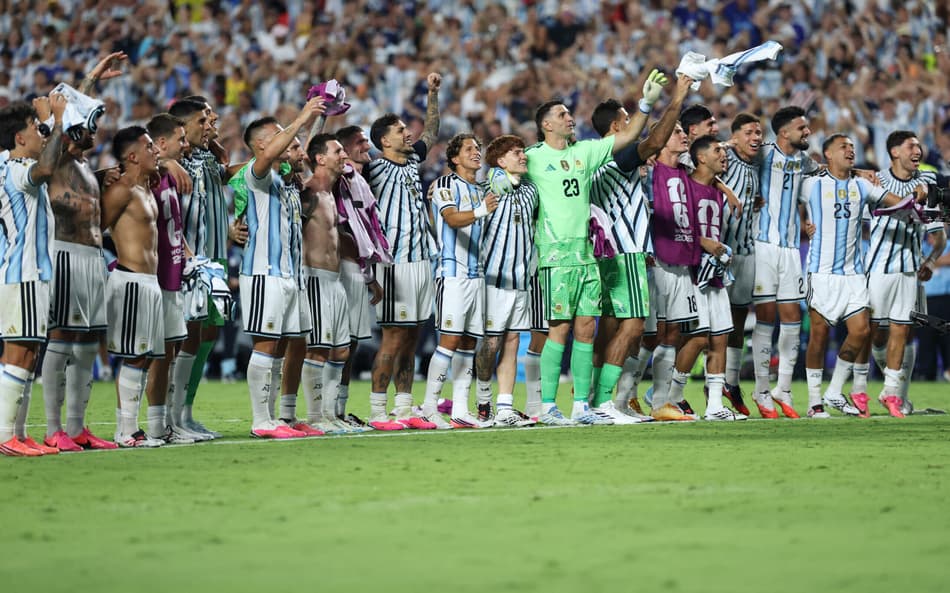 Jogadores da Argentina reunidos para comemorar classificação à semifinal da Copa do Mundo com os torcedores