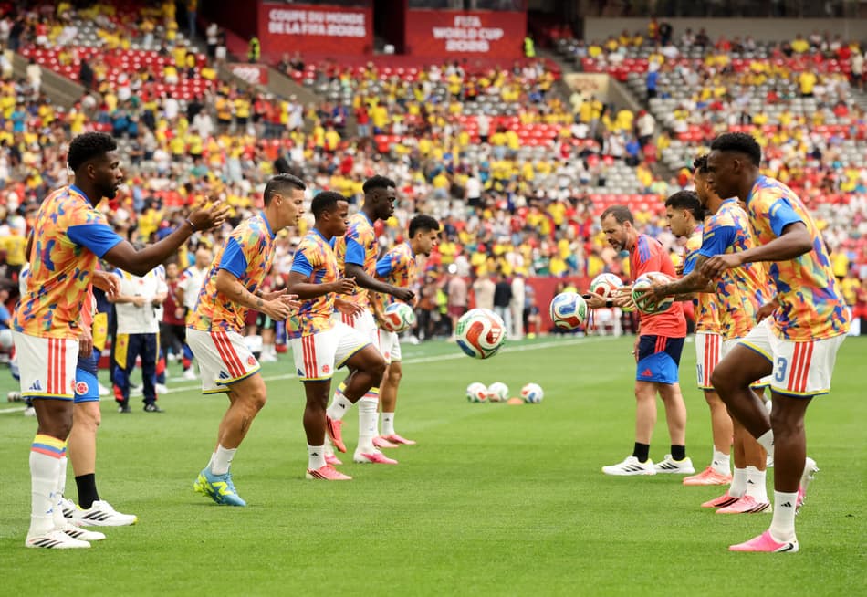Jogadores da Colômbia se aquecem antes da partida contra a Suíça pelas oitavas da Copa do Mundo