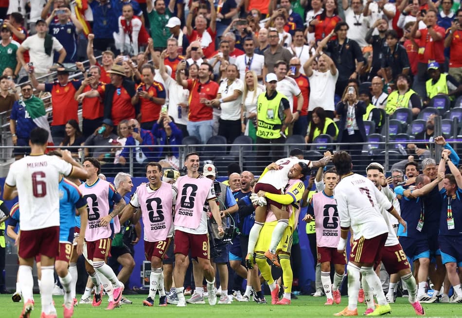 Jogadores da Espanha comemoram classificação para a final da Copa do Mundo de 2026