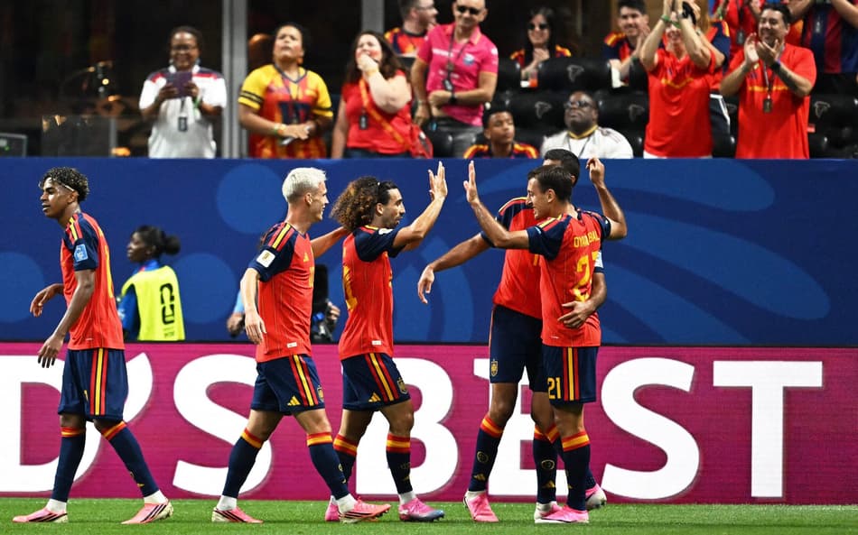 Jogadores da Espanha comemoram gol contra a Arábia Saudita na Copa do Mundo