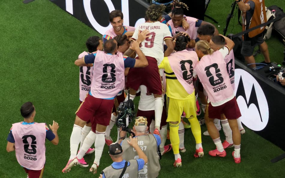 Jogadores da Espanha comemoram gol contra a França