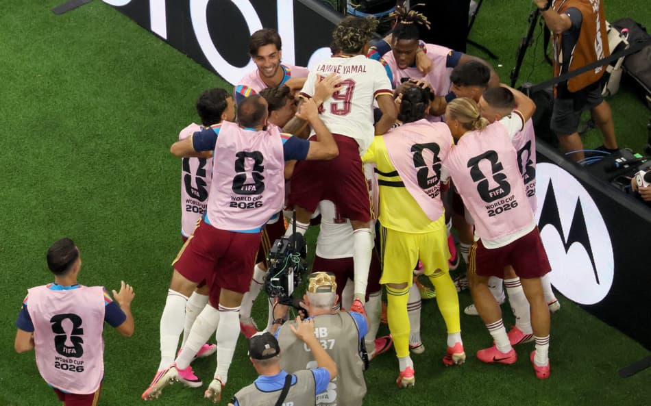 Jogadores da Espanha comemoram gol contra a França
