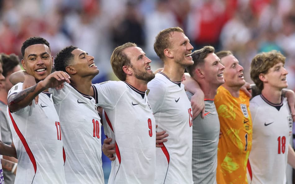 Jogadores da Inglaterra comemoram vitória sobre a Noruega na Copa do Mundo