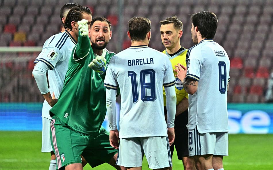 Jogadores da Itália protestam após expulsão de Bastoni contra a Bósnia