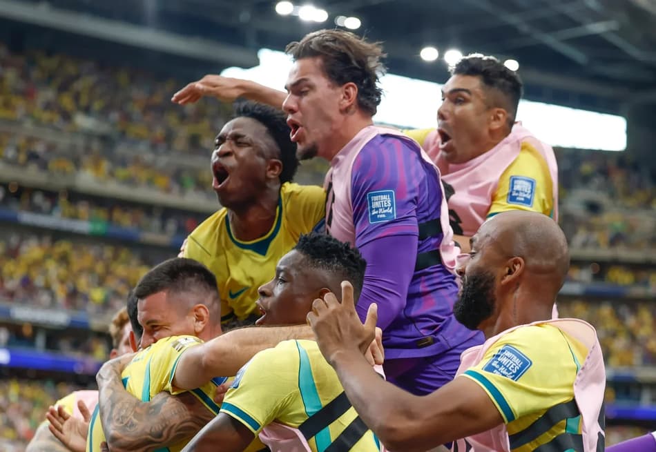 Jogadores da seleção comemoram a classificação para as oitavas de final da Copa do Mundo 2026