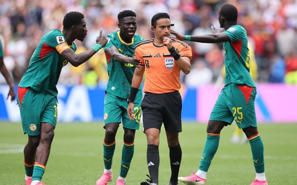 Jogadores de Senegal reclamam com arbitragem durante confronto contra Bélgica pela Copa do Mundo