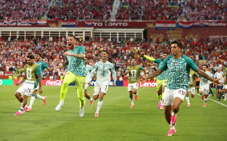 Jogadores de portugal comemoram classificação diante da Croácia na Copa do Mundo
