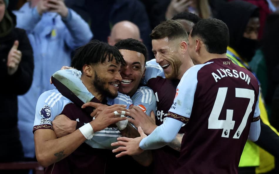 Jogadores do Aston Villa comemorando gol (Foto: Darren Staples/AFP)