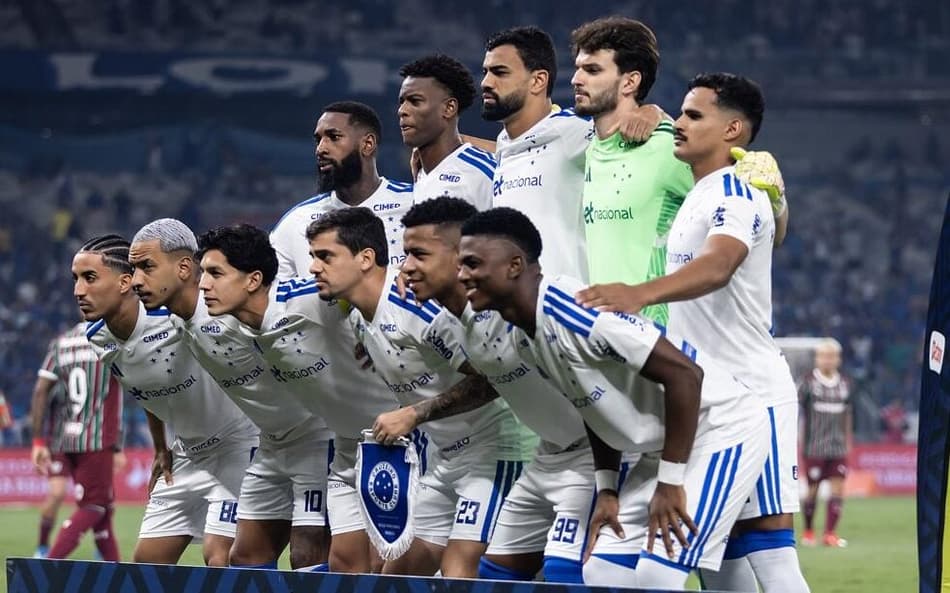 Jogadores do Cruzeiro perfilados no Mineirão