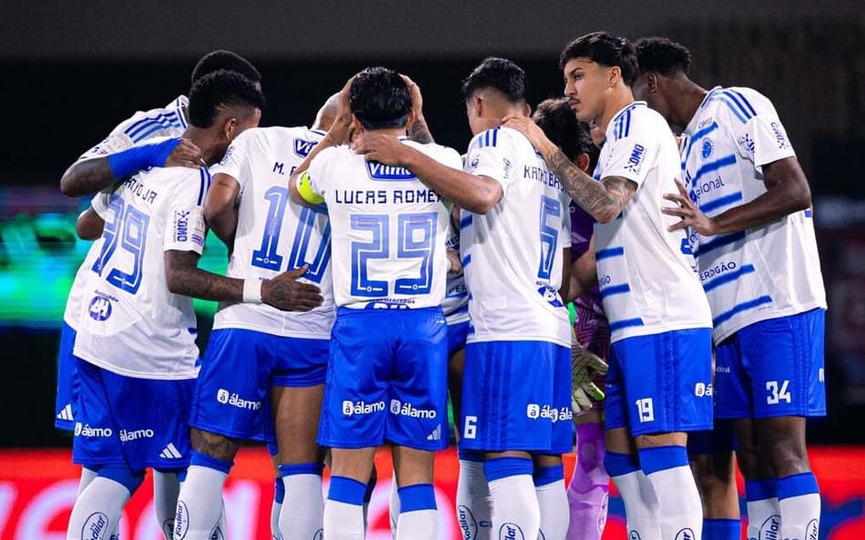 Jogadores do Cruzeiro reunidos antes de jogo