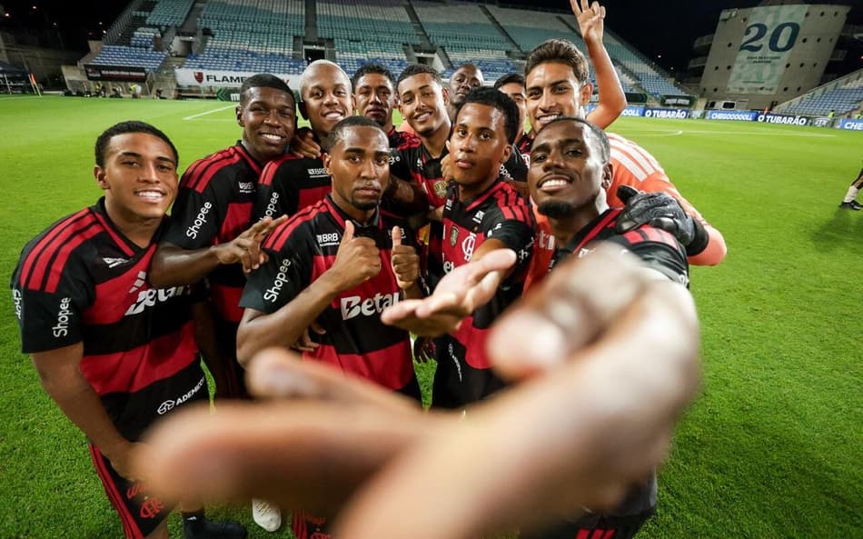 Jogadores do Flamengo posam juntos para comemorar vitória do Rubro-Negro sobre o Lausanne-Sport em amistoso disputado em Portugal