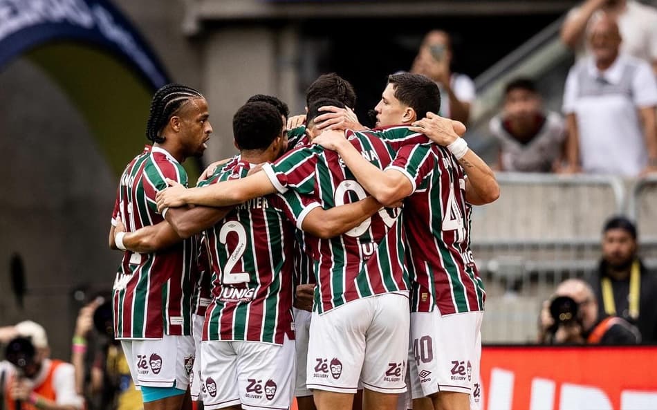 Jogadores do Fluminense se abraçam em campo