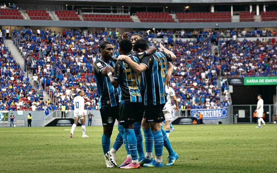 Jogadores do Grêmio comemoram gol contra o Cruzeiro