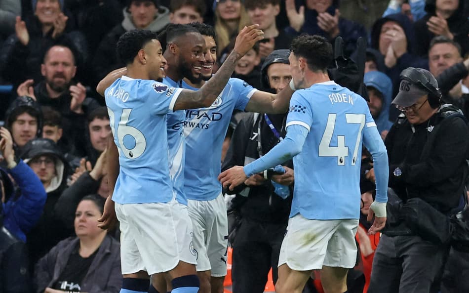 Jogadores do Manchester City comemoram gol sobre o Crystal Palace, pela Premier League
