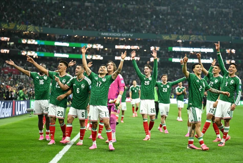 Jogadores do México se direcionam à torcida para comemorar vitória sobre o Equador na Copa do Mundo