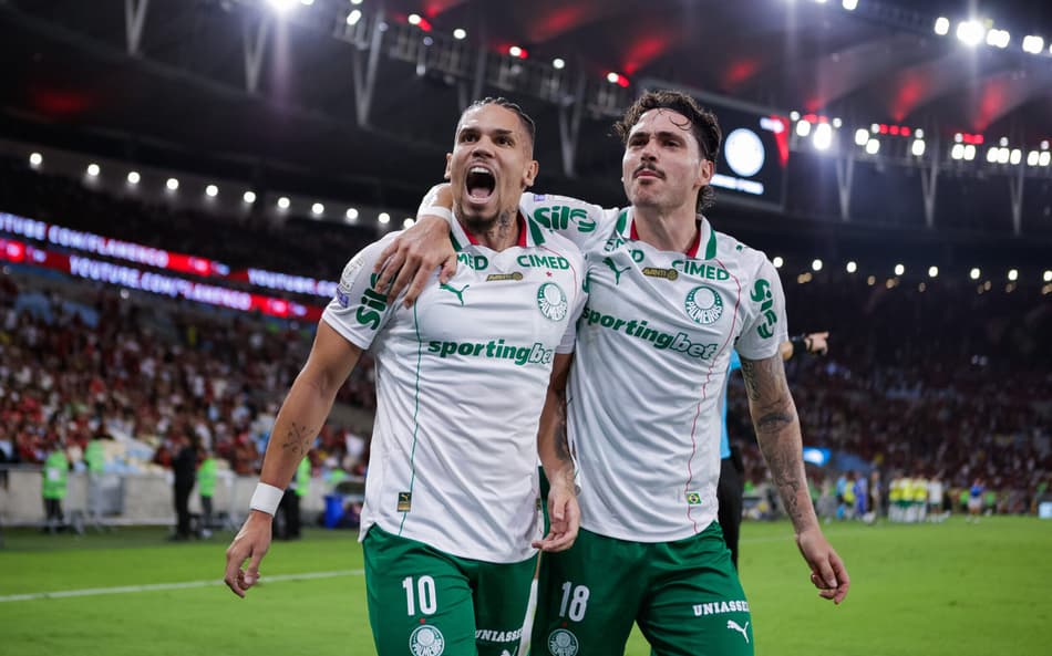 Paulinho e Mauricio, jogadores do Palmeiras comemoram gol contra o Flamengo em jogo do Brasileirão no Maracanã