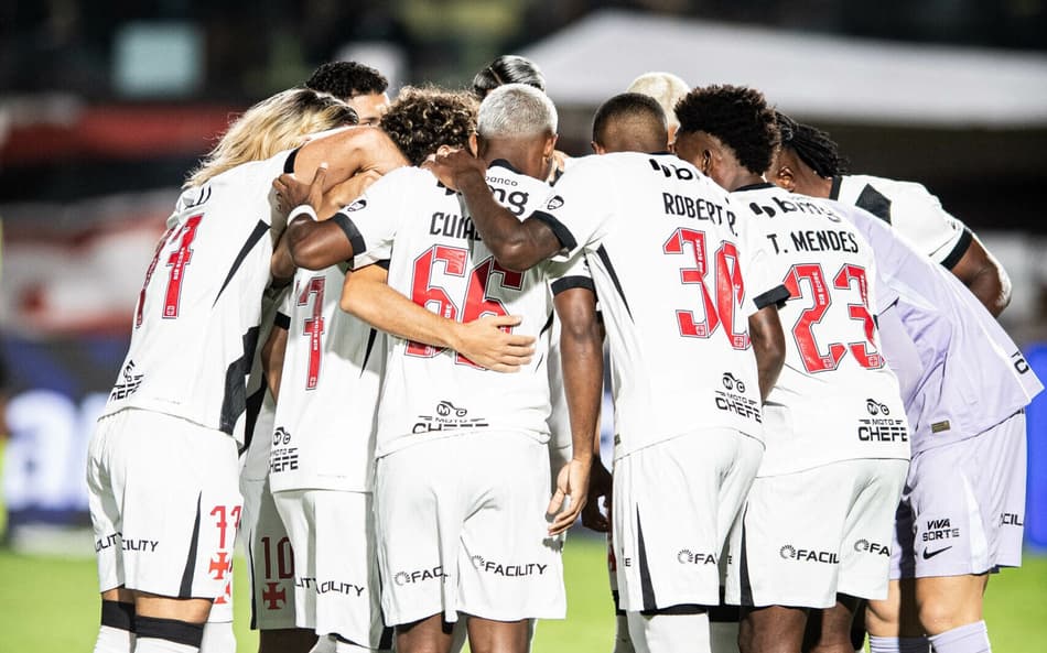 Jogadores do Vasco em ação contra o Vitória pelo Brasileirão