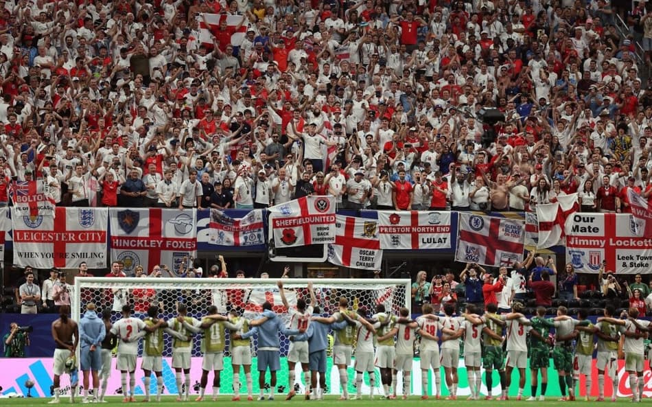 Jogadores e torcedores da Inglaterra cantaram música do Oasis após vitória sobre a RD Congo na Copa do Mundo