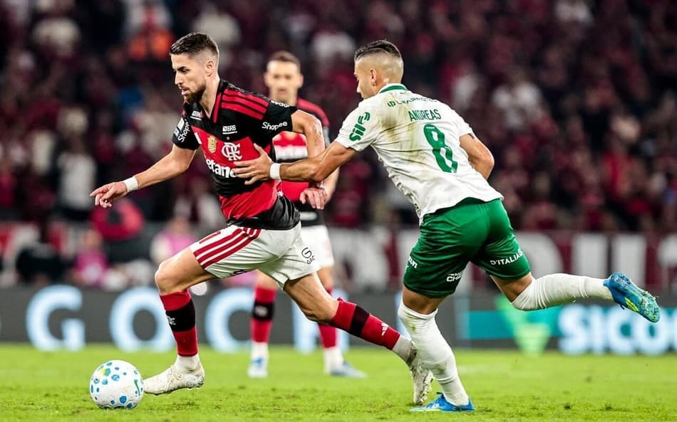 Jorginho é perseguido por Andreas Pereira enquanto conduz a bola em Flamengo x Palmeiras, pelo Brasileirão