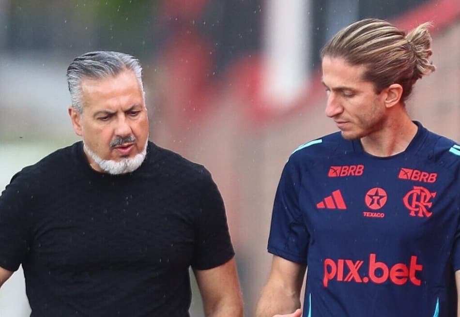 José Boto e Filipe Luís conversam durante treino do Flamengo no Ninho do Urubu