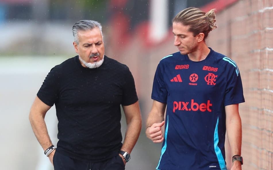 José Boto e Filipe Luís conversam durante treino do Flamengo no Ninho do Urubu (Foto: Adriano Fontes / Flamengo)