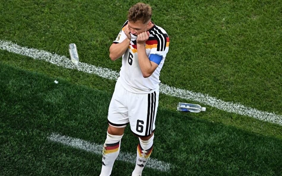 Joshua Kimmich esconde o rosto com a camisa em decepção após eliminação da Alemanha para o Paraguai na Copa do Mundo de 2026 (Foto: Jewel Samad / AFP)