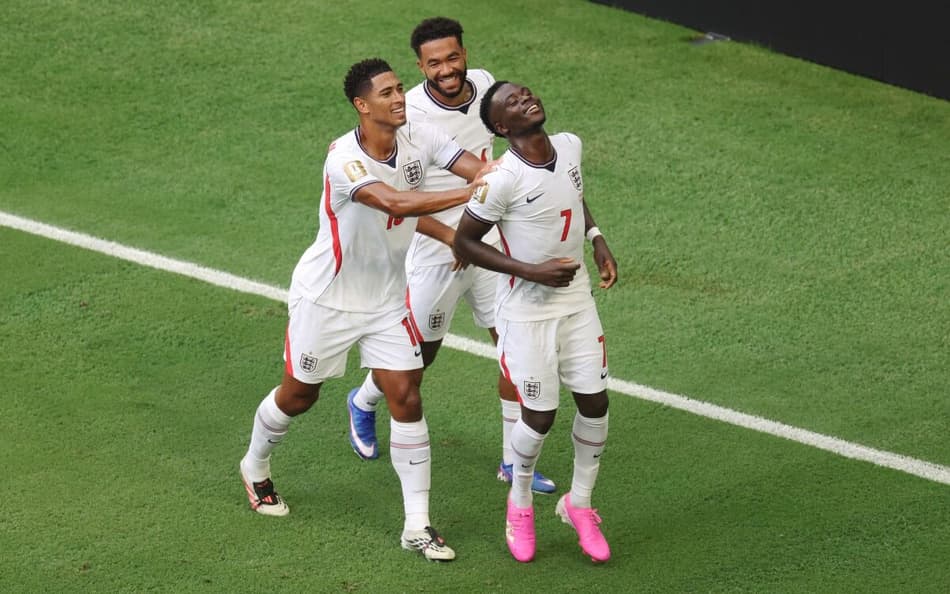 Saka comemora hat-trick ao lado de Bellingham e James em França x Inglaterra