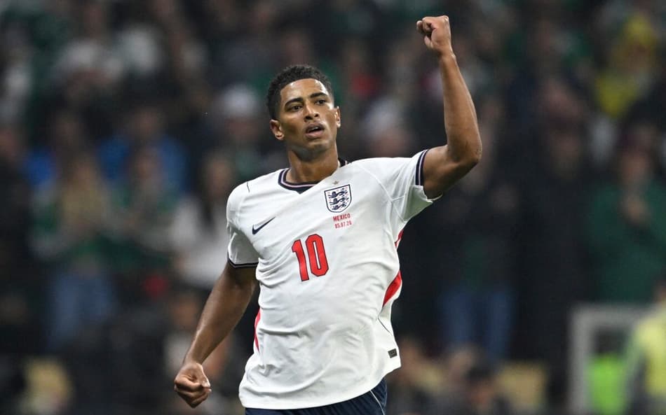 Jude Bellingham comemora gol da Inglaterra com soco no ar