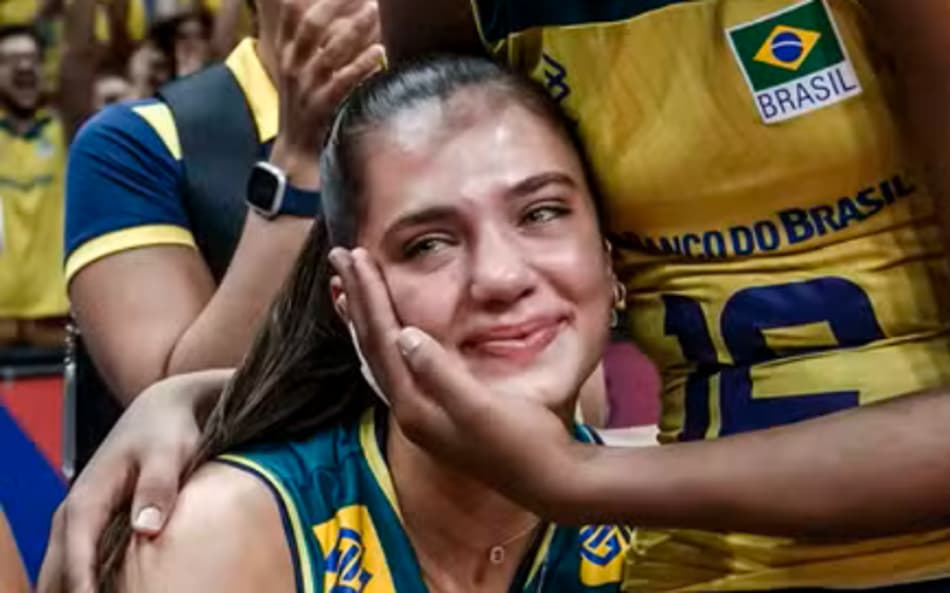 Julia Kudiess se emociona após vitória sobre a Sérvia — Foto: Divulgação/FIVB