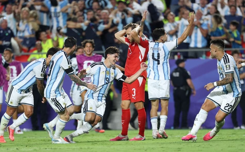 Julián Alvaréz comemorando gol em vitória da Argentina na Copa do Mundo