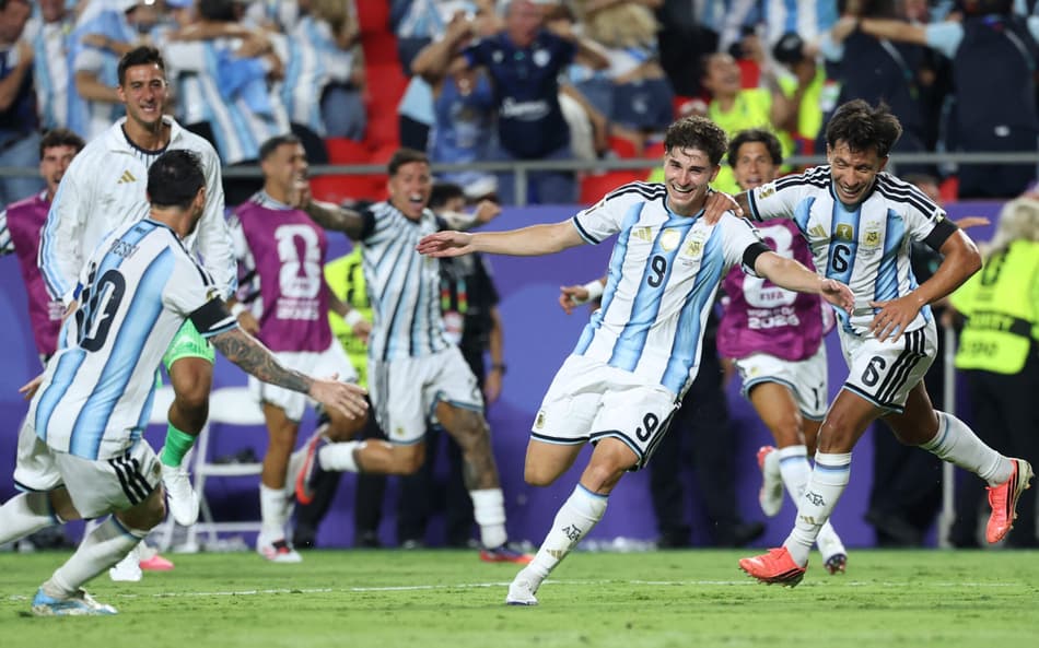 Júlian Álvarez celebra gol da classificação da Argentina contra a Suíça