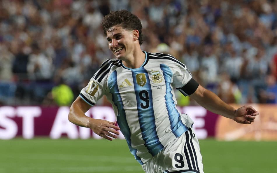 Julián Álvarez comemora gol da Argentina sobre a Suíça, na Copa do Mundo
