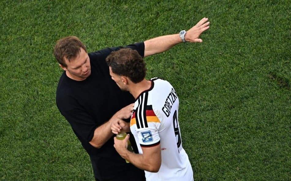 Julian Nagelsmann, técnico da Alemanha, passa orientações ao meio-campista Goretzka durante jogo contra o Paraguai (Foto: Jewel Samad / AFP)