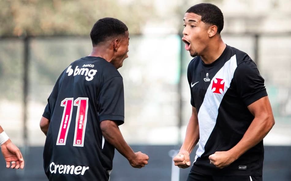 Juninho e Avellar comemora primeiro gol do Vasco contra o Cruzeiro