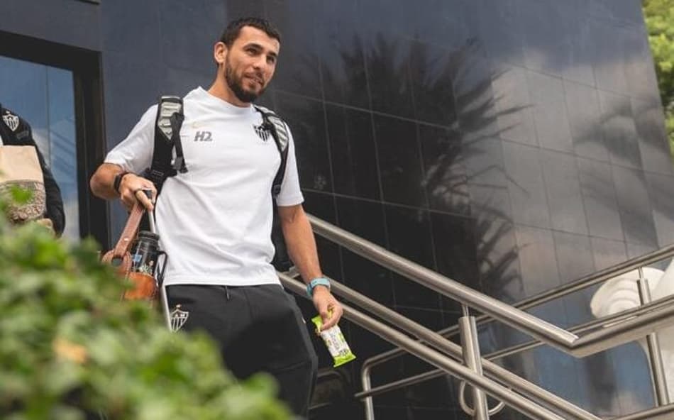 Junior Alonso descendo as escadas da Cidade do Galo